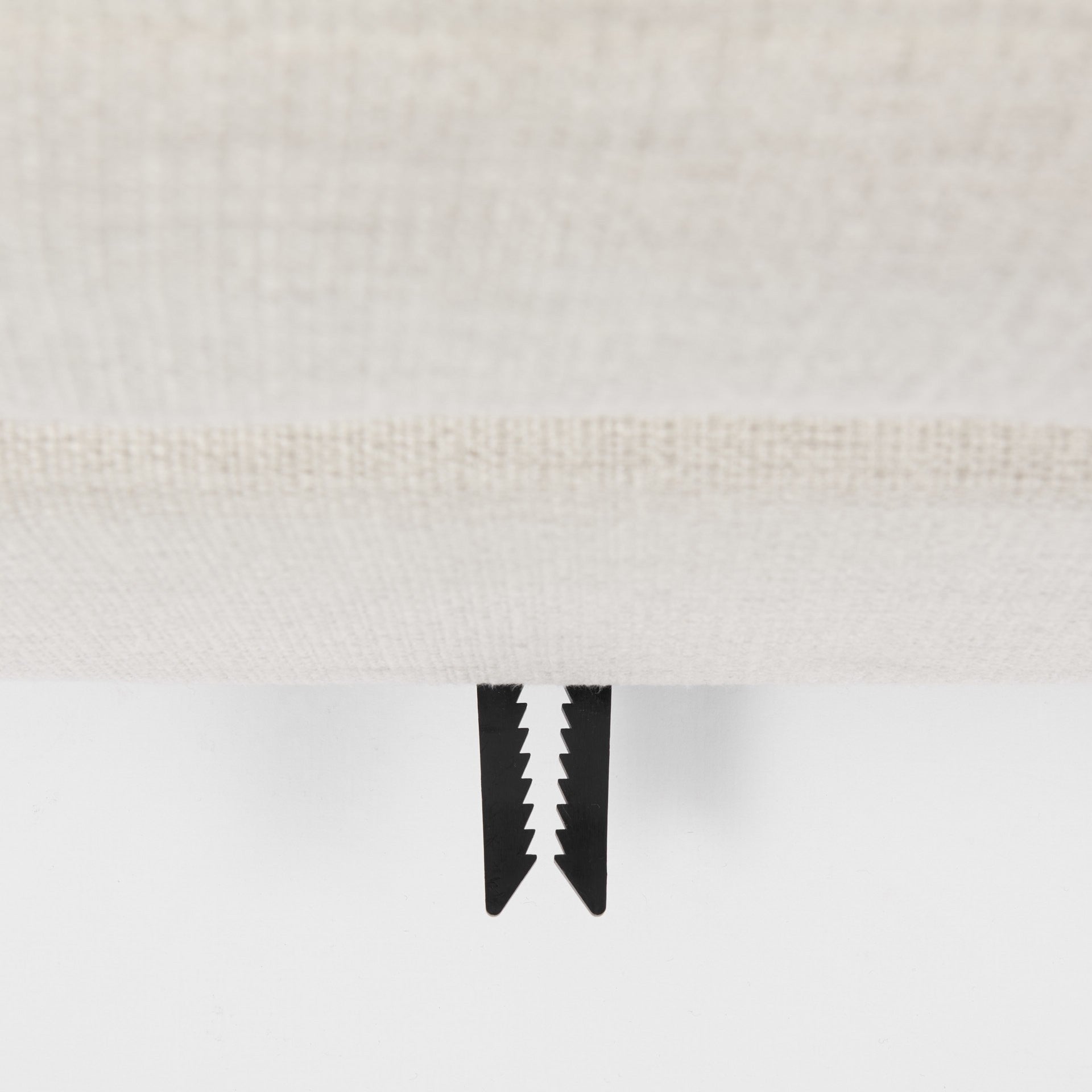 Otomana de tamaño completo cubierta de tela beige