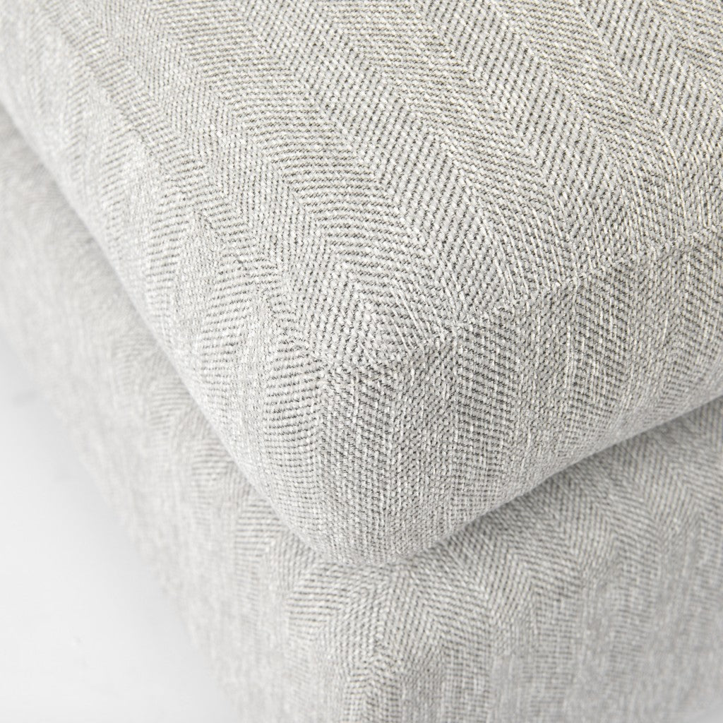 Media otomana cubierta de tela gris claro