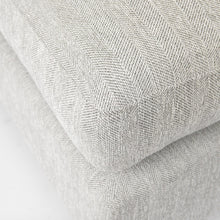 Media otomana cubierta de tela gris claro