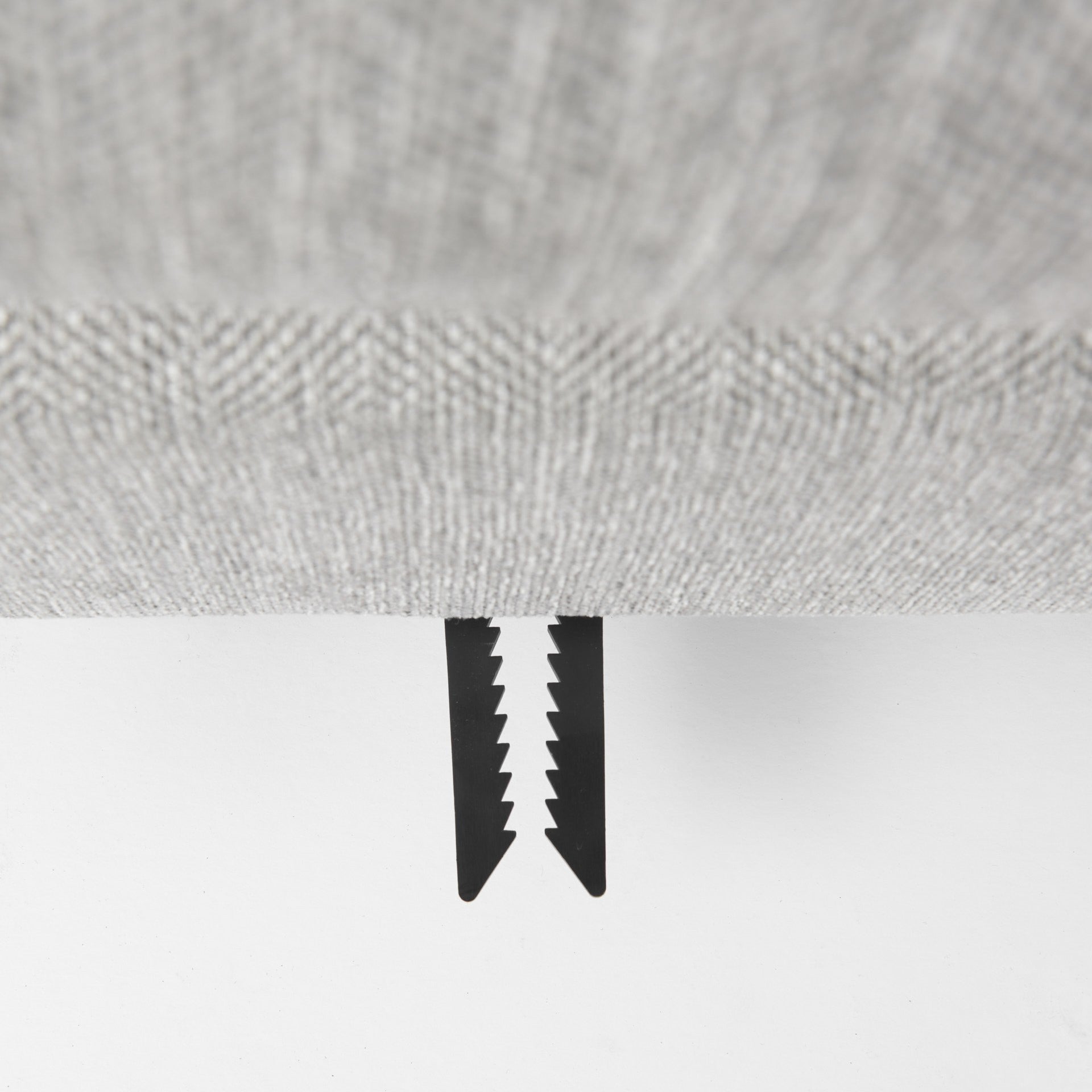 Media otomana cubierta de tela gris claro