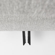 Media otomana cubierta de tela gris claro