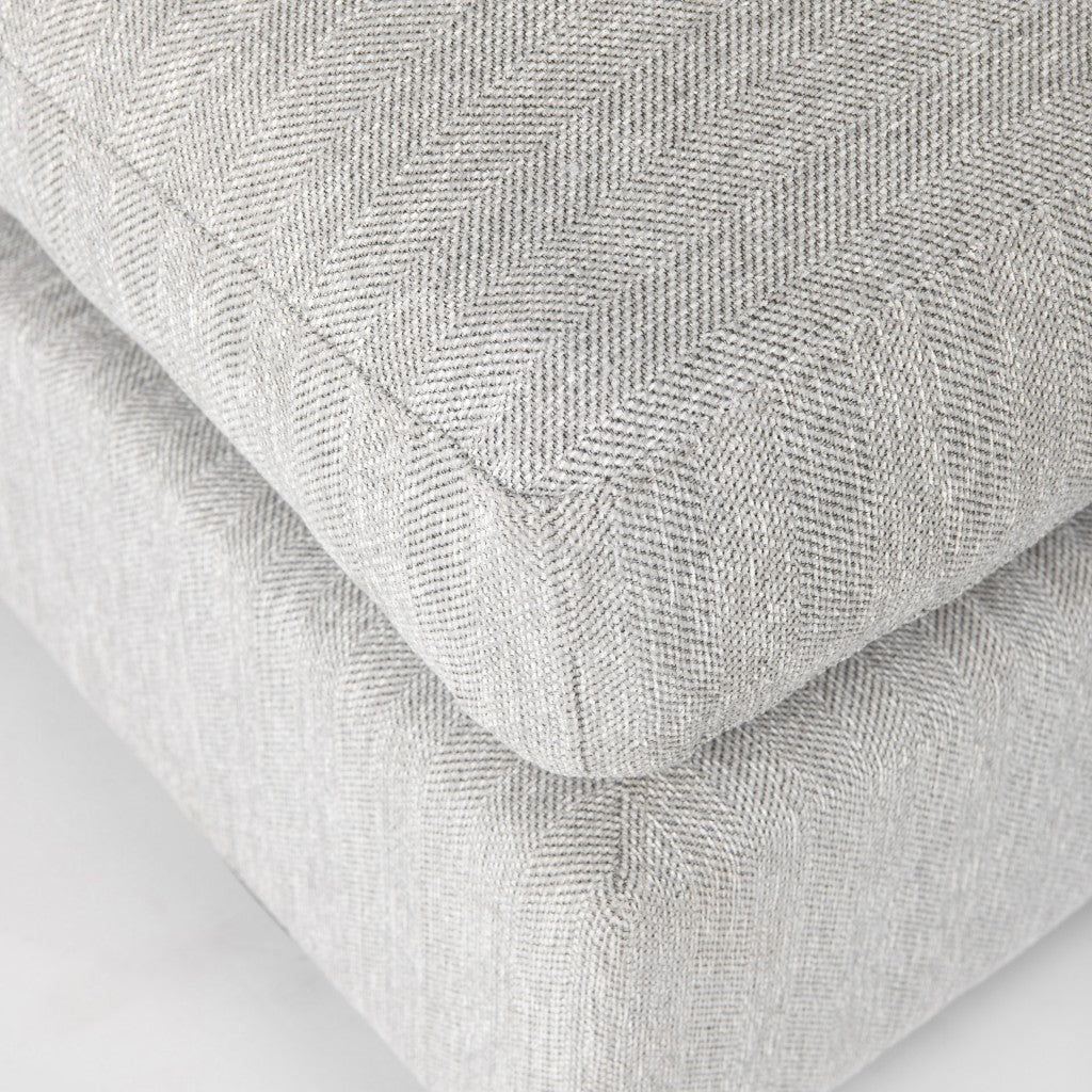 Otomana de tamaño completo cubierta de tela gris claro