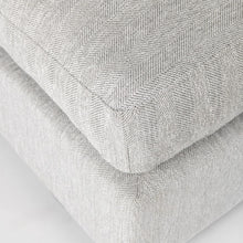 Otomana de tamaño completo cubierta de tela gris claro