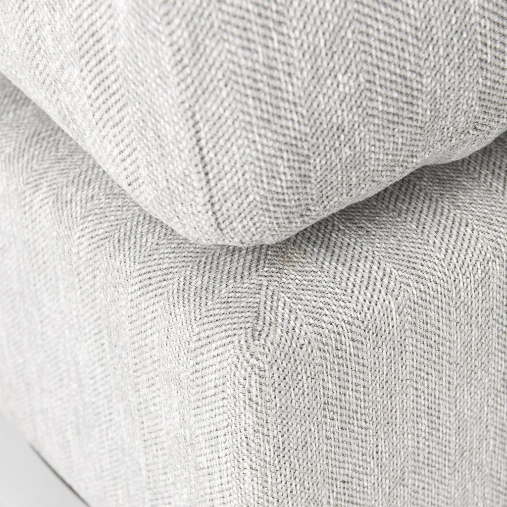 Otomana de tamaño completo cubierta de tela gris claro