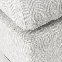 Otomana de tamaño completo cubierta de tela gris claro