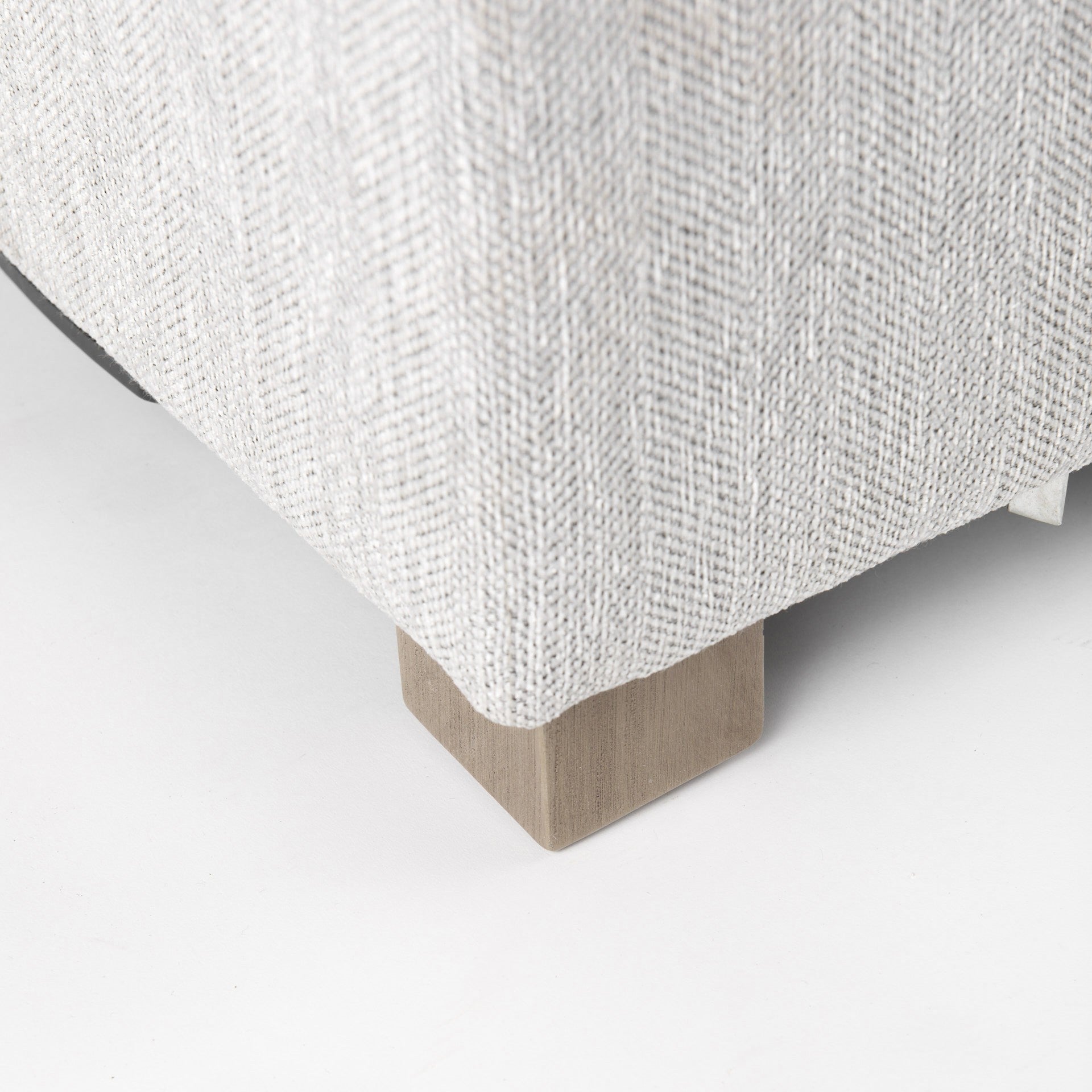 Otomana de tamaño completo cubierta de tela gris claro