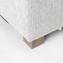 Otomana de tamaño completo cubierta de tela gris claro