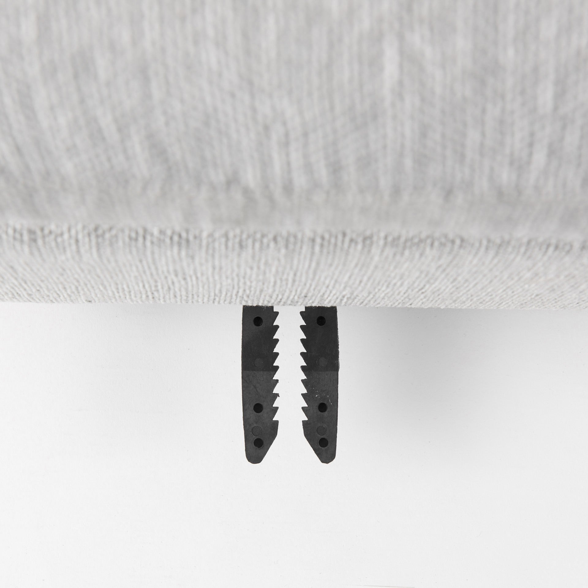 Otomana de tamaño completo cubierta de tela gris claro