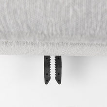 Otomana de tamaño completo cubierta de tela gris claro