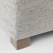 灰色織物覆蓋半腳凳