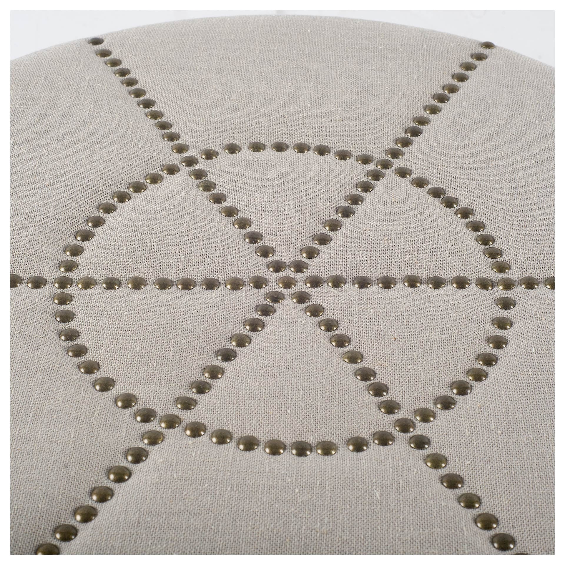 Otomana color crema con detalles de metal