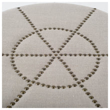 Otomana color crema con detalles de metal