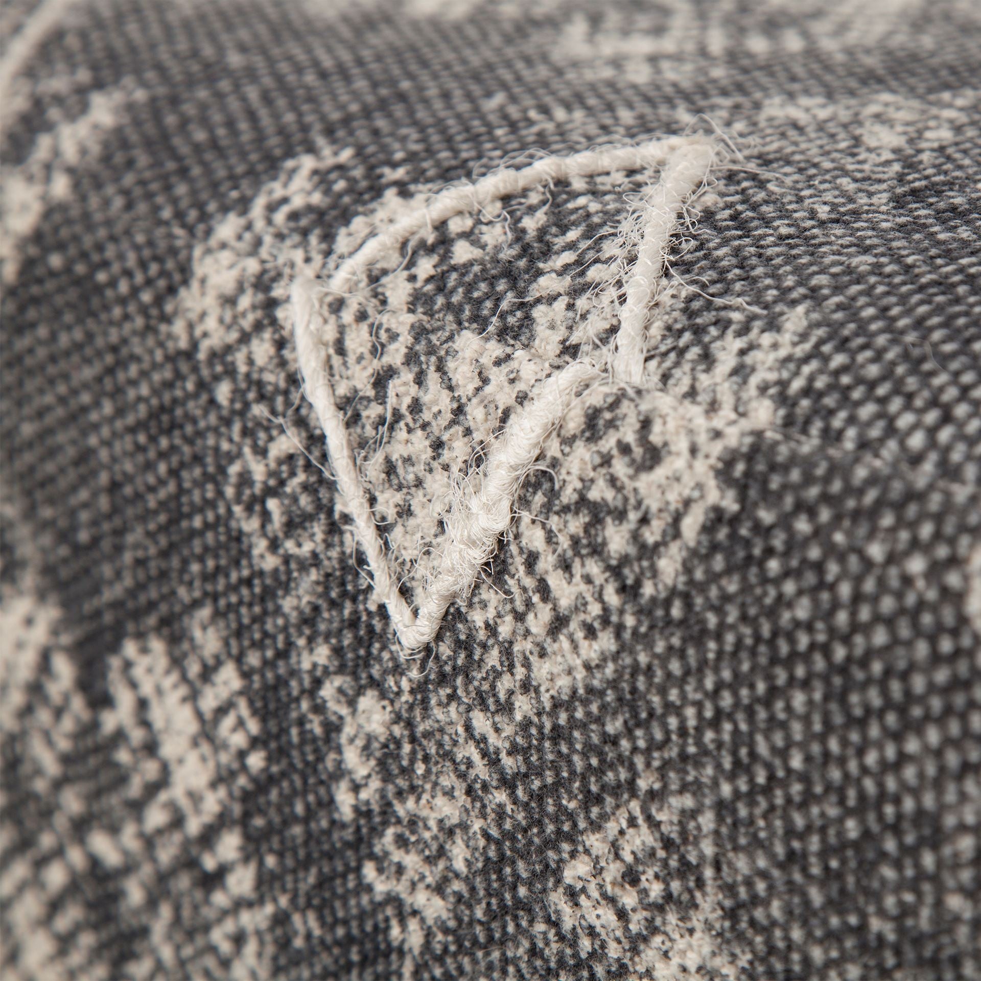 Otomana cubierta de tela estampada con patas de madera