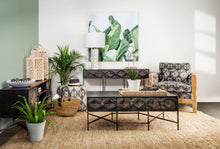 Otomana cubierta de tela estampada con patas de madera