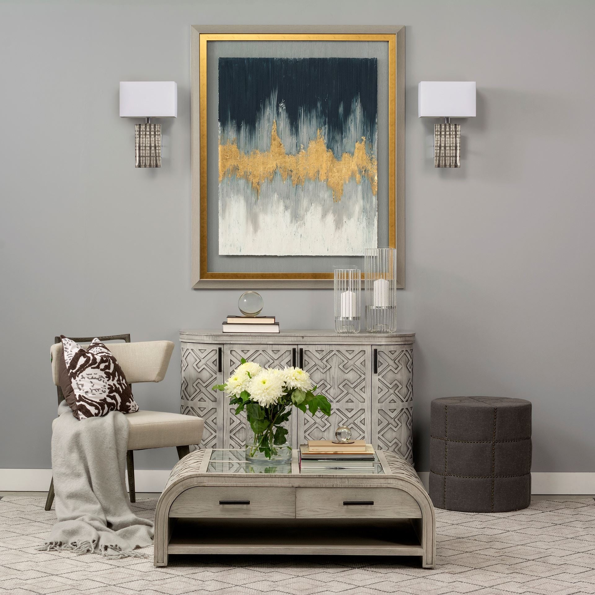 Otomana gris oscuro con detalles de metal