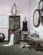 Otomana gris oscuro con detalles de metal