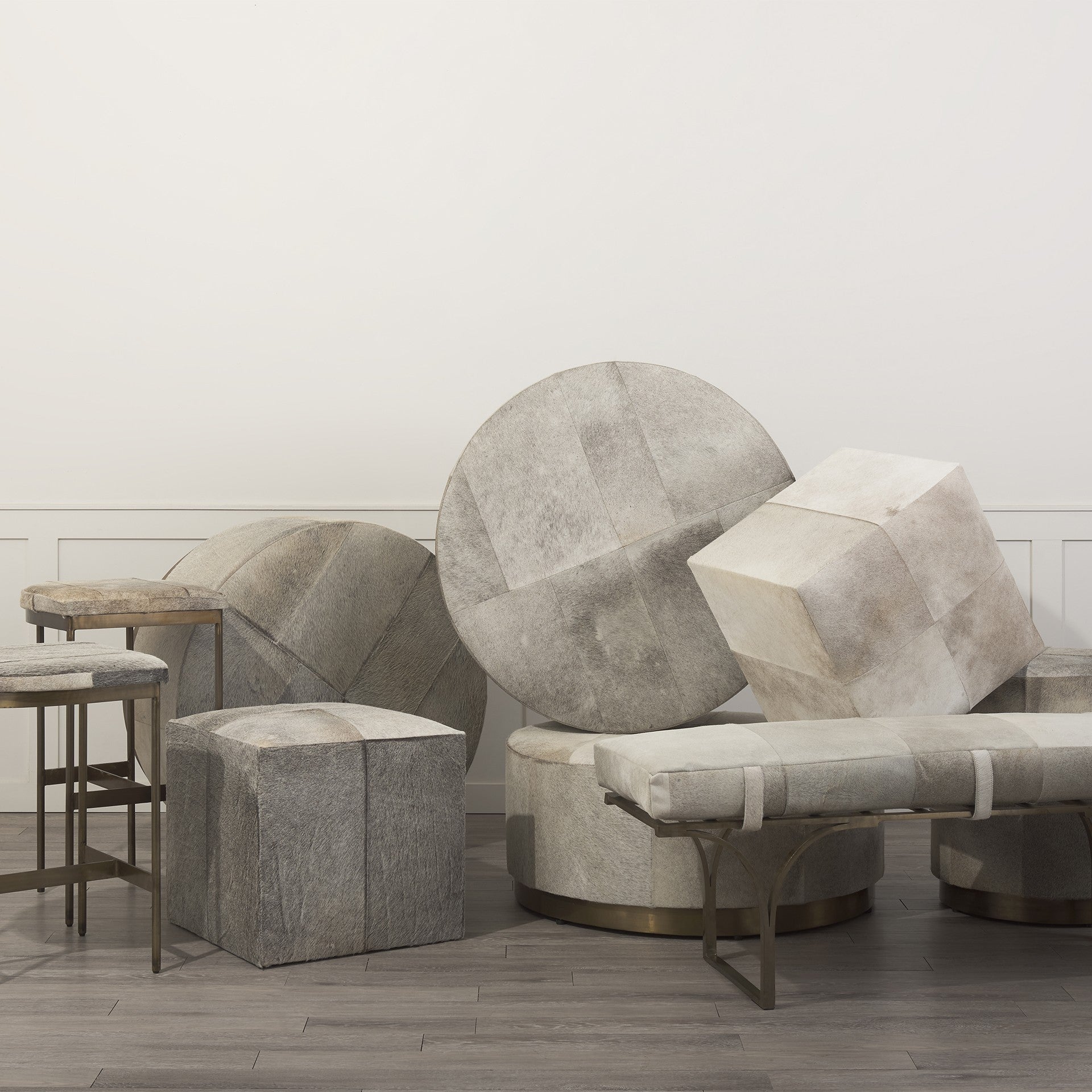 Otomana Redonda De Piel De Vaca Gris Con Base De Metal