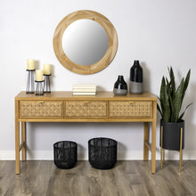 黑色和金色金屬植物架