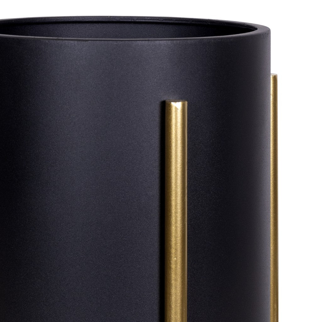 黑色和金色金屬植物架