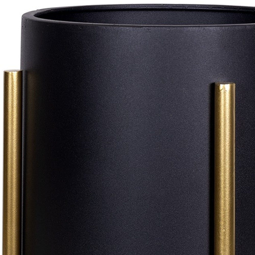 黑色和金色金屬植物架