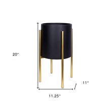 黑色和金色金屬植物架