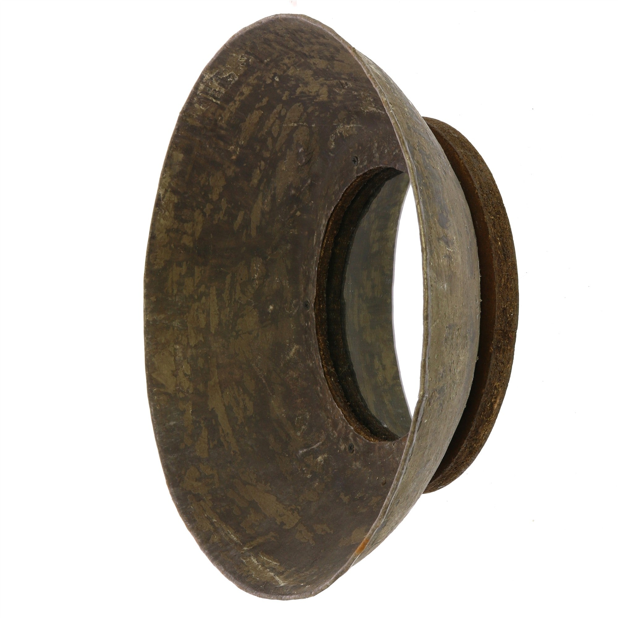 Espejo de pared con cuenco de metal pequeño