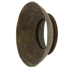 Espejo de pared con cuenco de metal pequeño