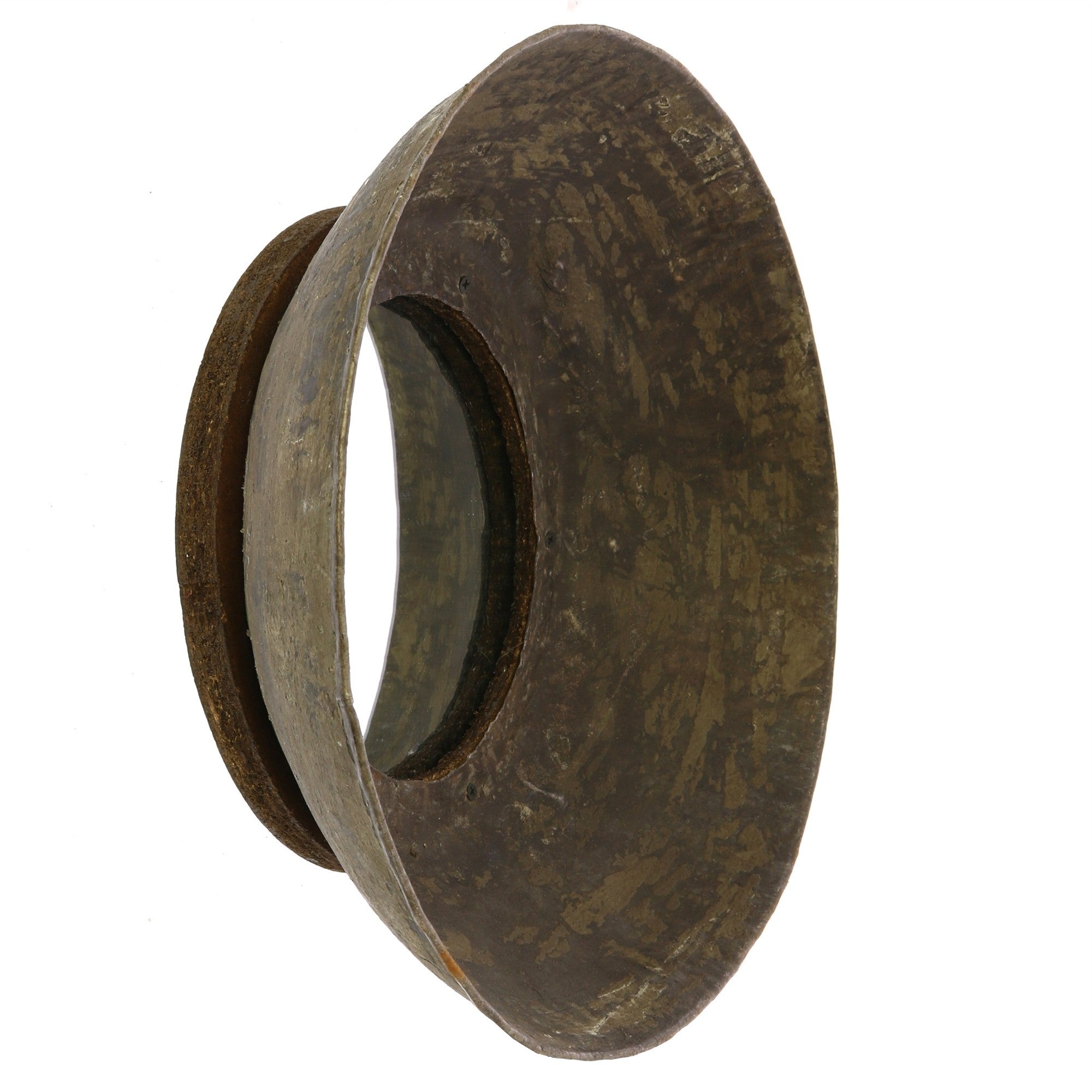 Espejo de pared con cuenco de metal pequeño