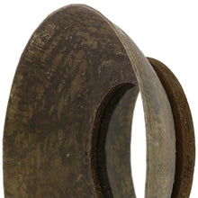 Espejo de pared con cuenco de metal pequeño