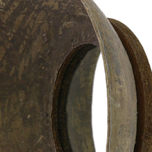 Espejo de pared con cuenco de metal pequeño