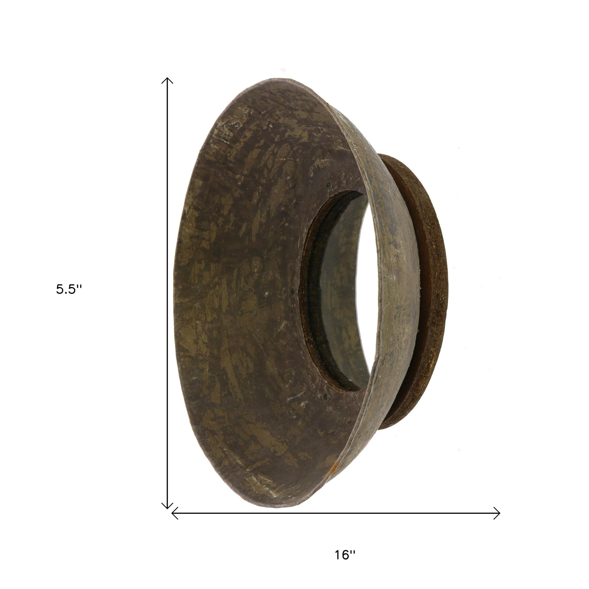 Espejo de pared con cuenco de metal pequeño