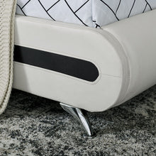 白色平台大號床