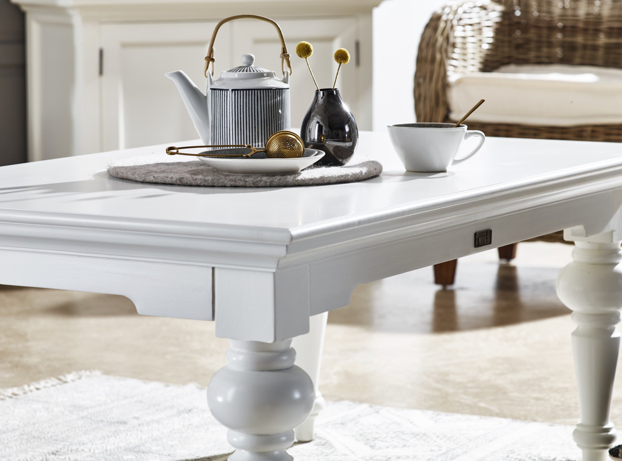 47英寸經典白色人造木和實木長方形咖啡桌