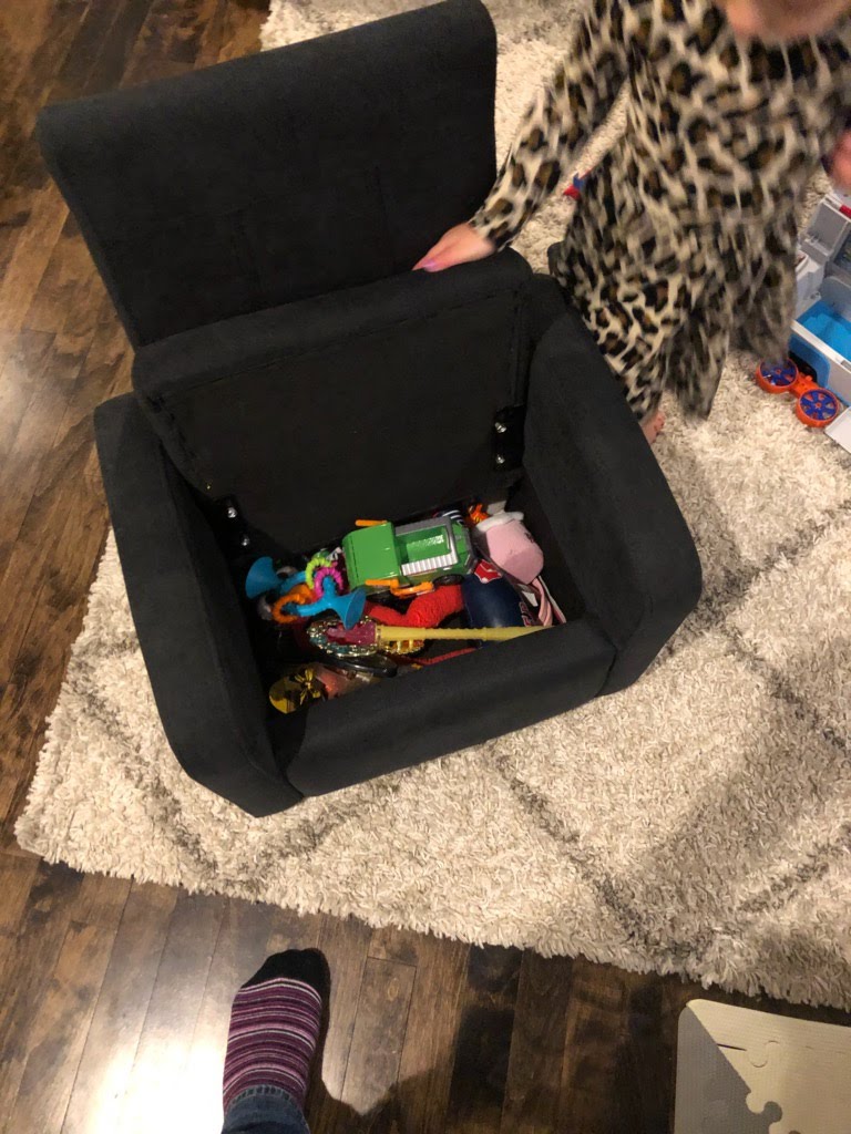 Silla reclinable tapizada cómoda negra para niños con almacenamiento