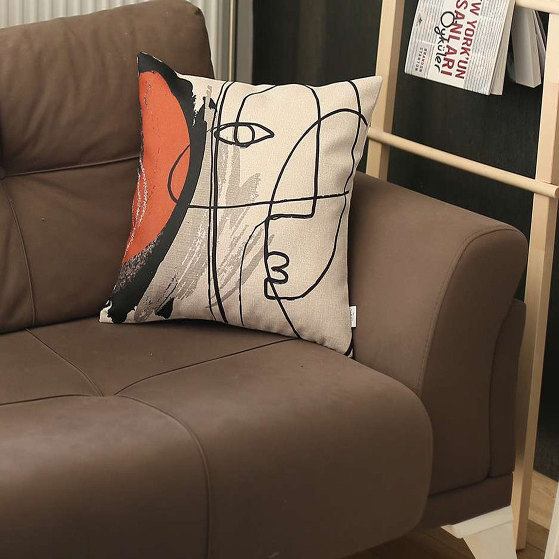 紅色和奶油色抽象筆劃抱枕