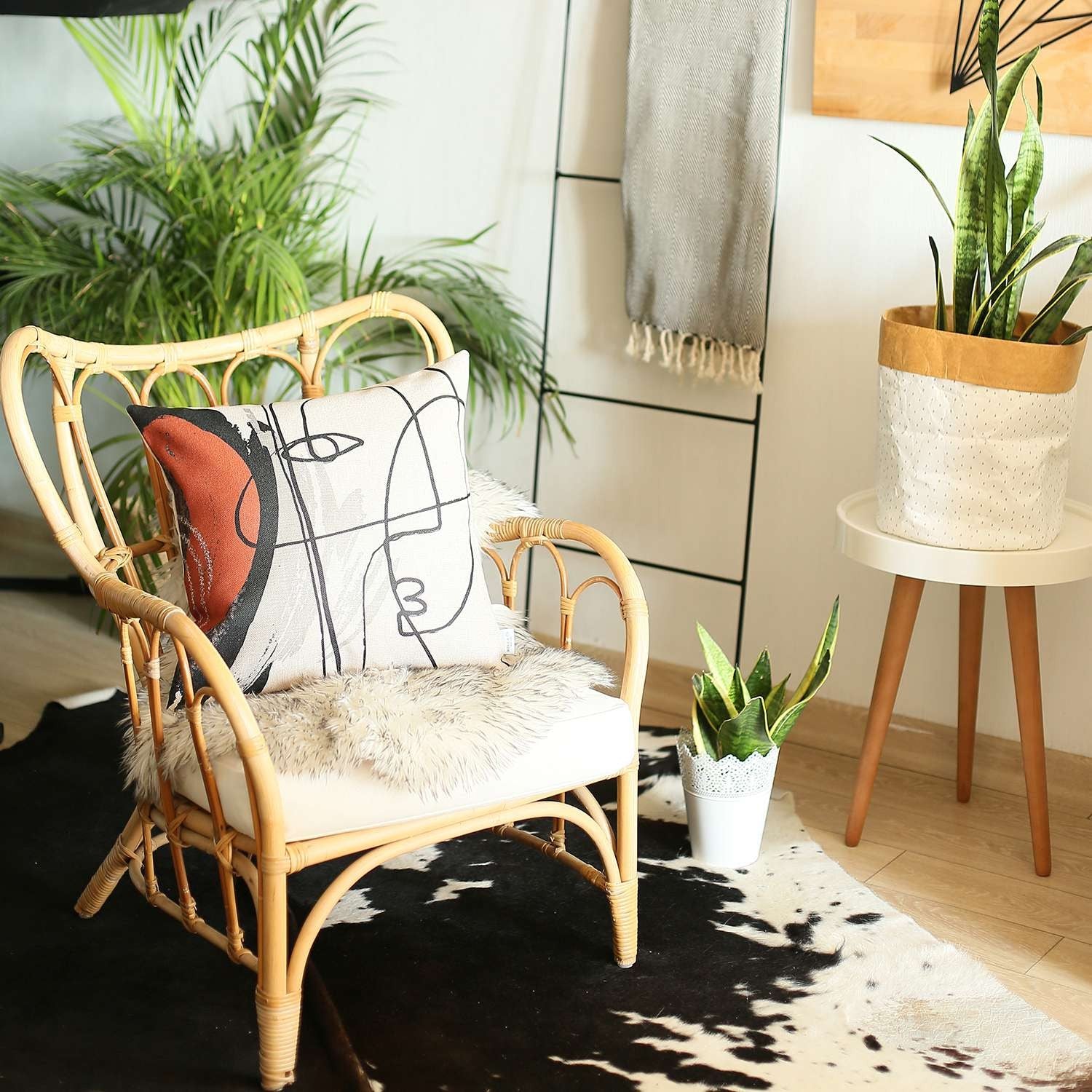 紅色和奶油色抽象筆劃抱枕