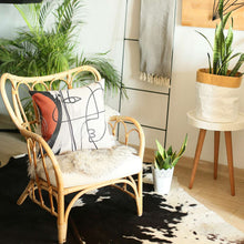 紅色和奶油色抽象筆劃抱枕