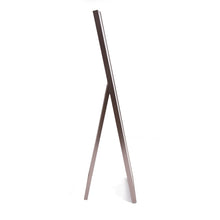 Elegante espejo de pie rectangular de longitud completa de latón cepillado