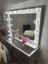 Glam Style Lighted USB Vanity Mirror