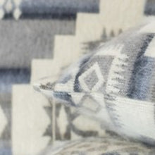 超柔軟淺灰色西南手工腰枕套