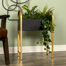 Macetero de metal dorado y negro