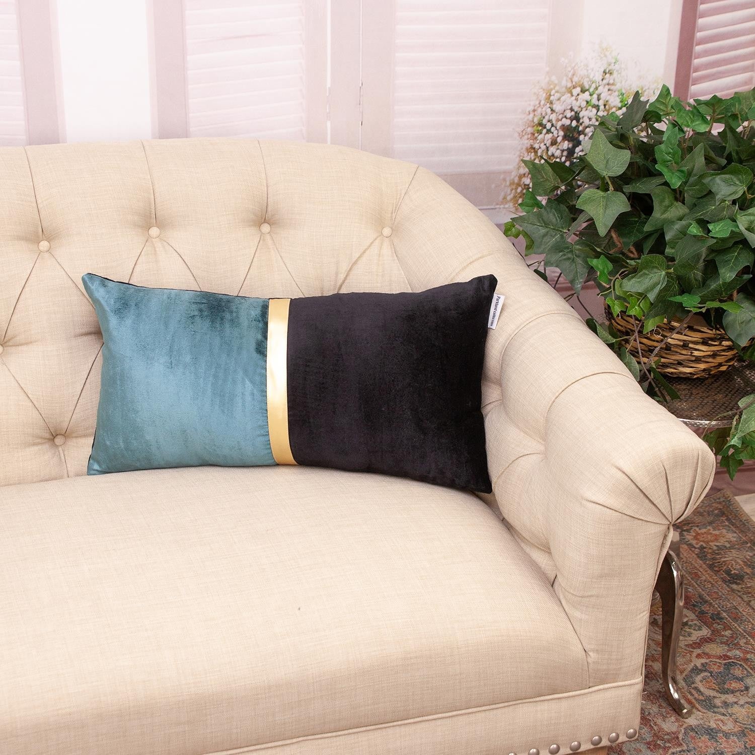 青色金色和黑色簇絨天鵝絨腰枕