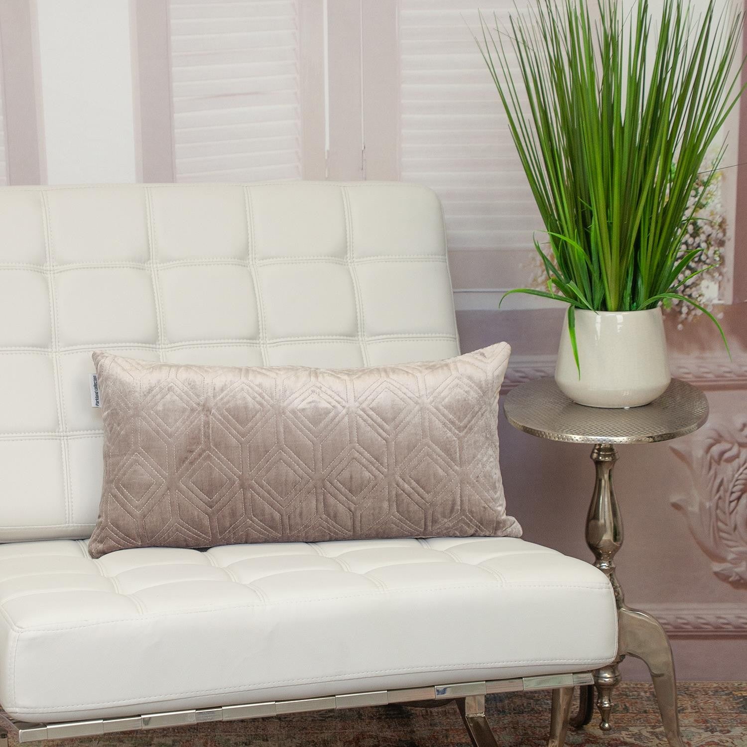 Cojín decorativo lumbar de terciopelo gris topo Tufted Diamonds