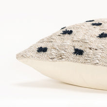 Black Cream Tufted Modern Cojín