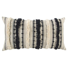 Almohada lumbar texturizada con flecos de pestañas negras beige