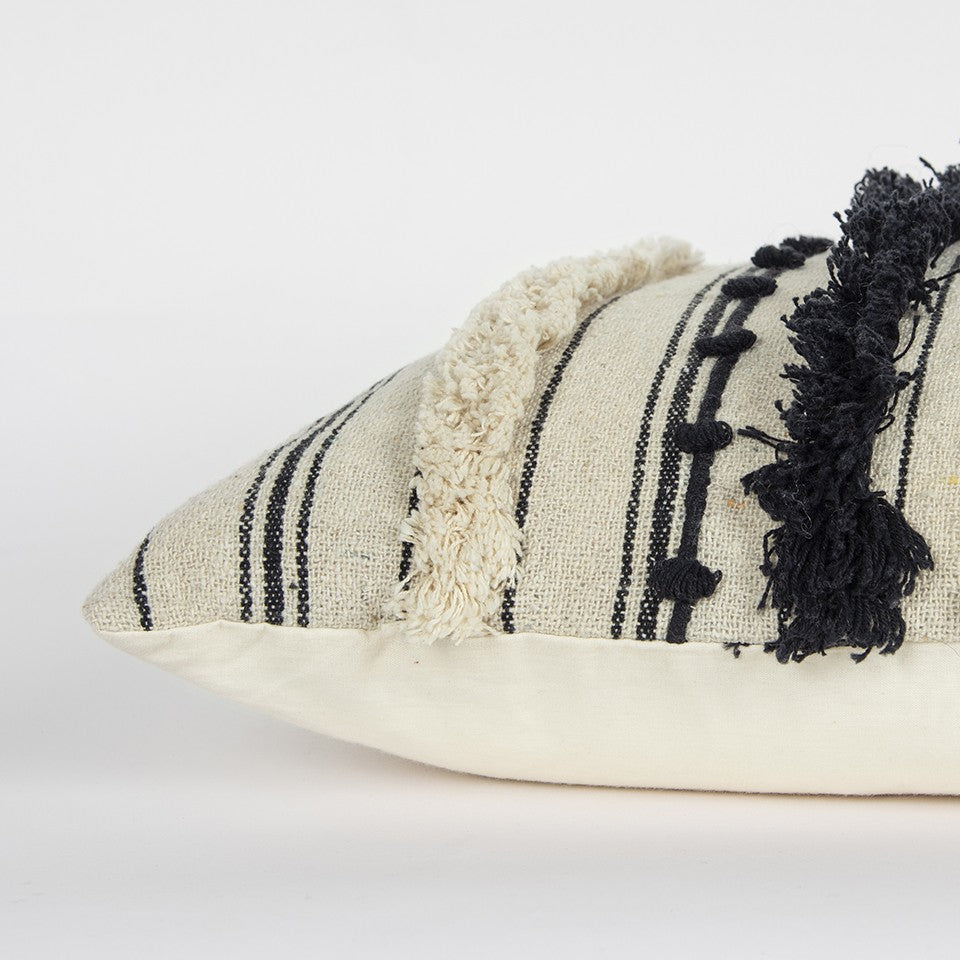 Almohada lumbar texturizada con flecos de pestañas negras beige