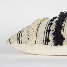 Almohada lumbar texturizada con flecos de pestañas negras beige