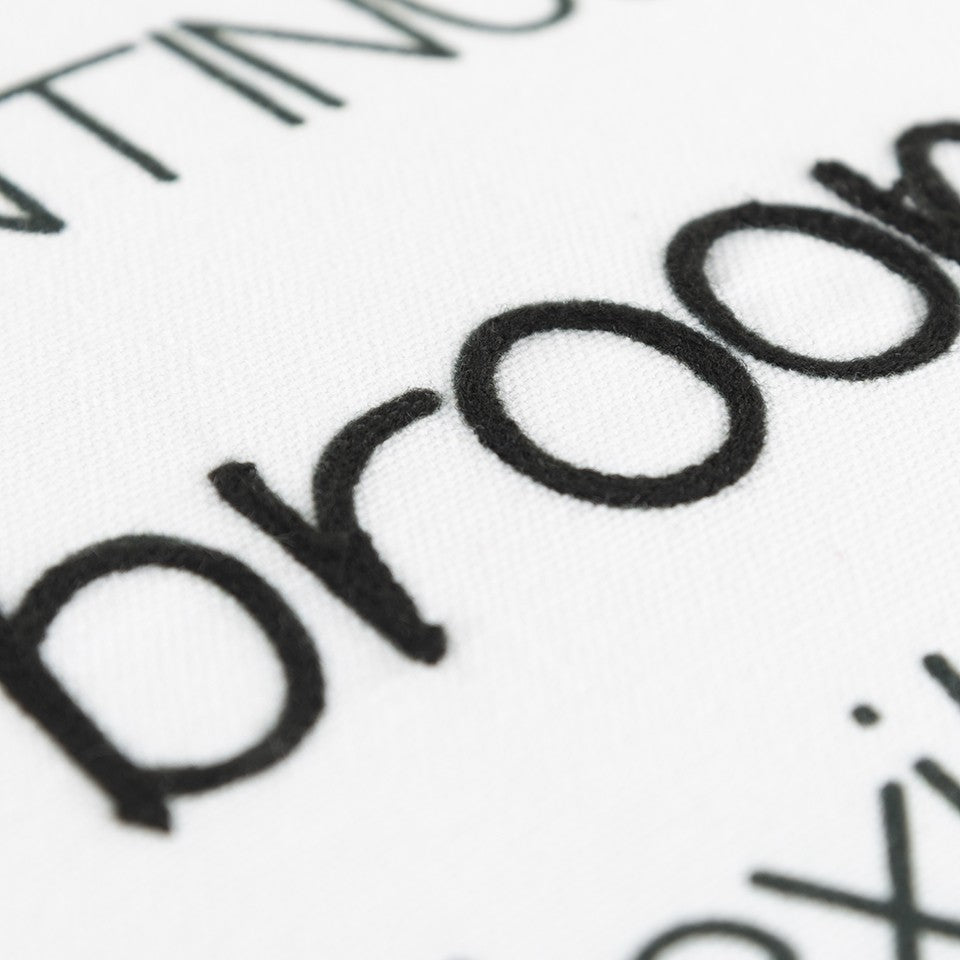 Las mujeres en blanco y negro son ángeles Cojín