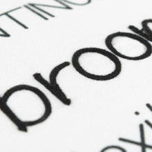 Las mujeres en blanco y negro son ángeles Cojín