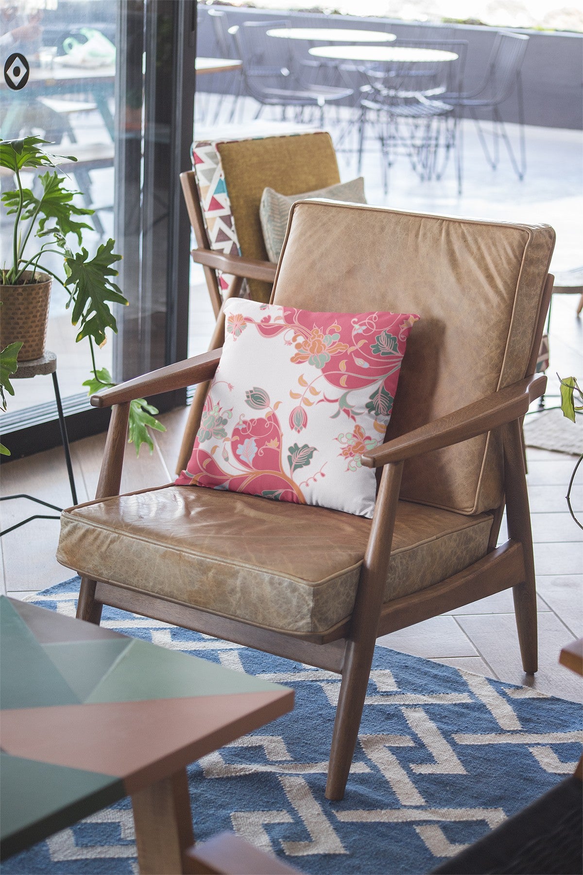 Cojín de gamuza con cremallera Red White Garden de 18"